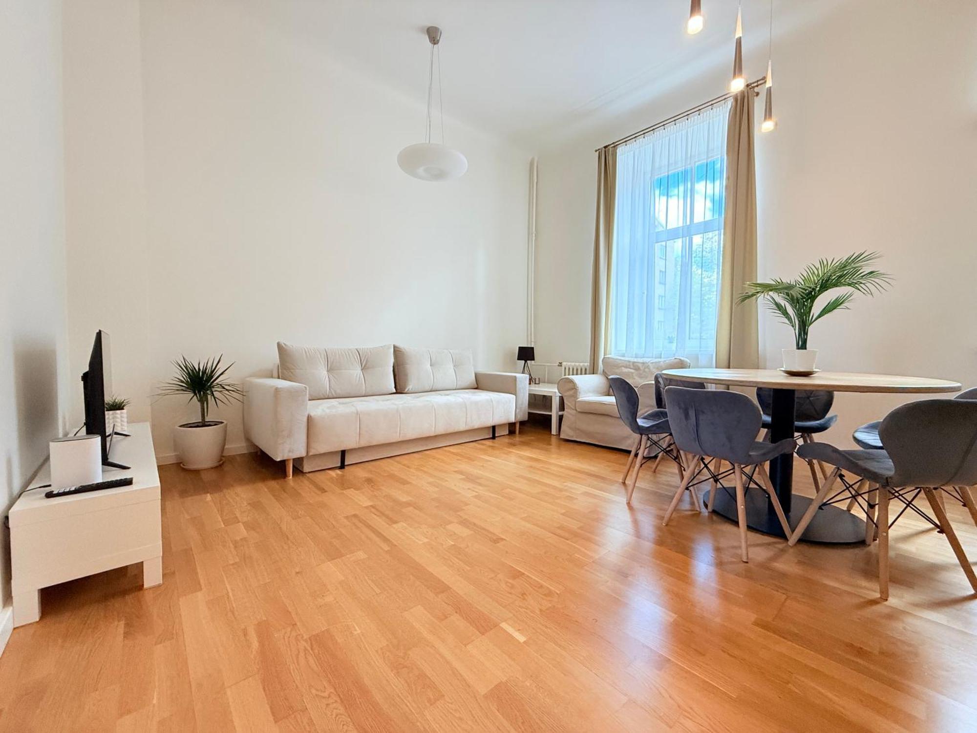 Apartment Families & Groups - 4 Bedrooms - Free Parking - Location *